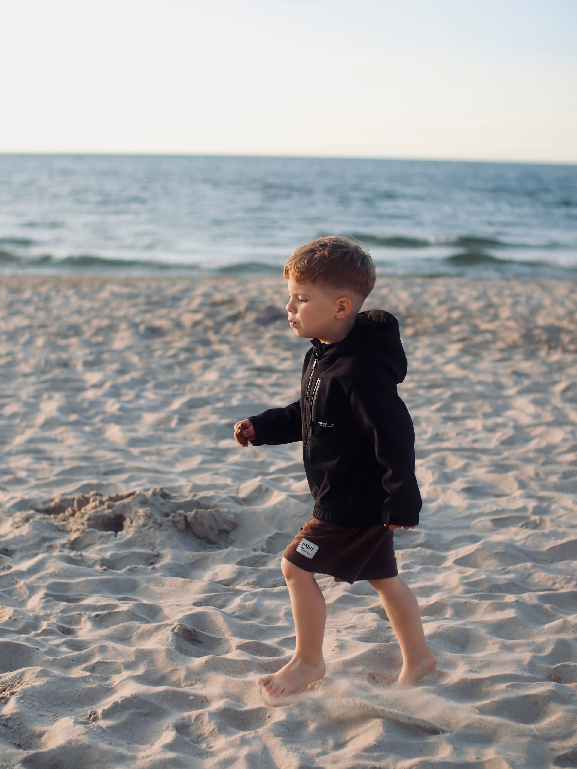 Chłopiec na plaży.